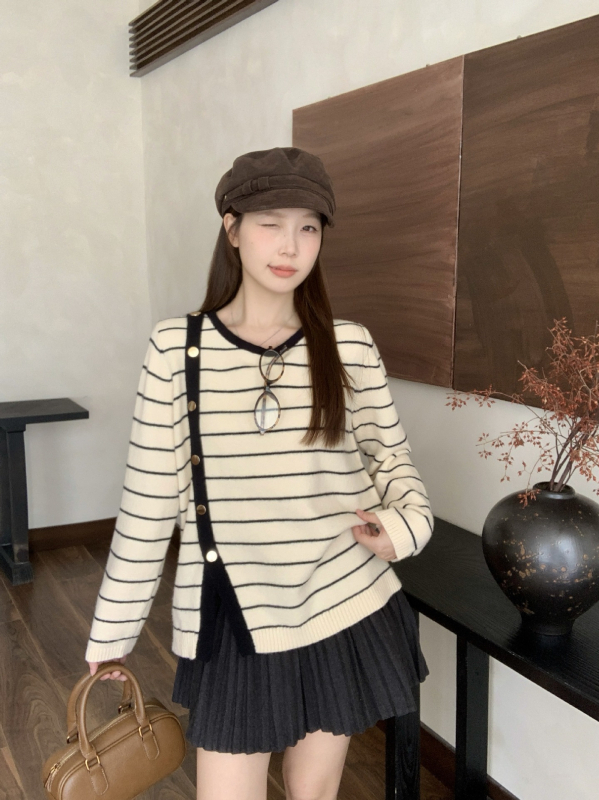 Cardigan tricotat în dungi, mâneci lungi, guler rotund, închidere cu nasture simplu, fibră acrilică, toamnă 2025, compoziție principală 30–50%