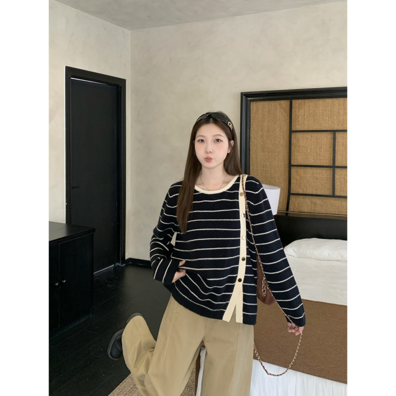 Cardigan tricotat în dungi, mâneci lungi, guler rotund, închidere cu nasture simplu, fibră acrilică, toamnă 2025, compoziție principală 30–50%