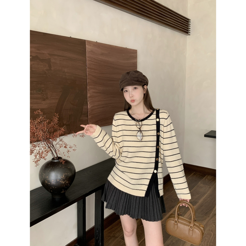 Cardigan tricotat în dungi, mâneci lungi, guler rotund, închidere cu nasture simplu, fibră acrilică, toamnă 2025, compoziție principală 30–50%