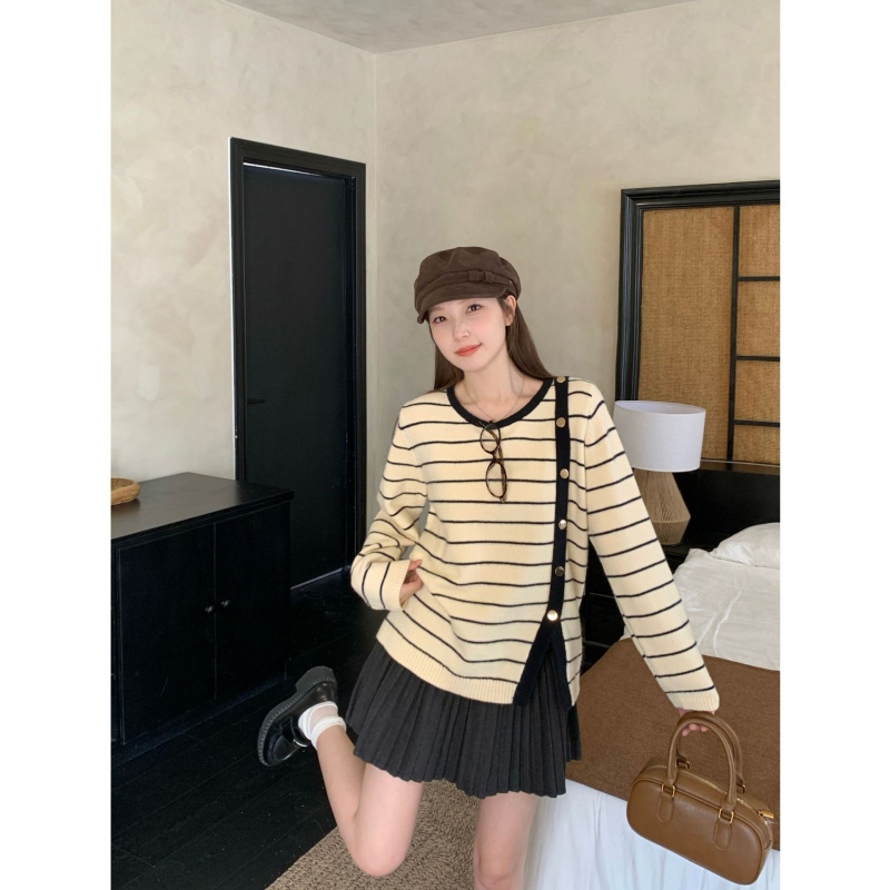 Cardigan tricotat în dungi, mâneci lungi, guler rotund, închidere cu nasture simplu, fibră acrilică, toamnă 2025, compoziție principală 30–50%