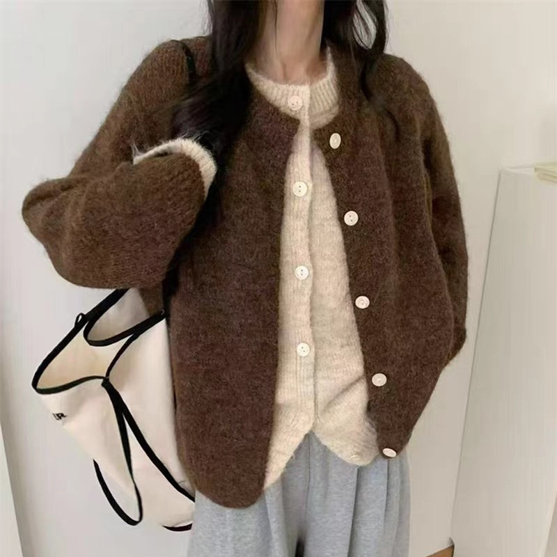 Cardigan tricotat gros cu aspect de două piese false, guler rotund, mâneci lungi, croi lejer