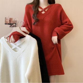 Rochie-pulover tricotată cu decolteu în V, mâneci lungi, lungime medie, croială largă