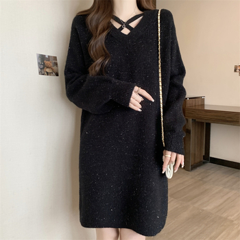 Rochie-pulover tricotată cu decolteu în V, mâneci lungi, lungime medie, croială largă