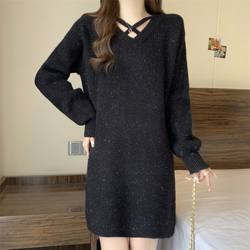 Rochie-pulover tricotată cu decolteu în V, mâneci lungi, lungime medie, croială largă