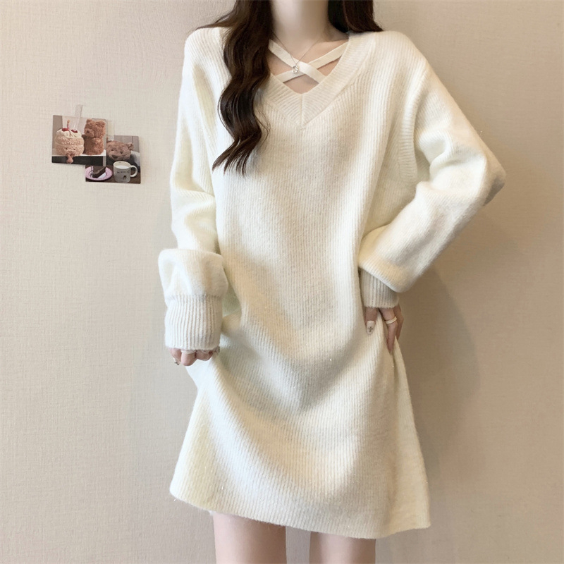 Rochie-pulover tricotată cu decolteu în V, mâneci lungi, lungime medie, croială largă