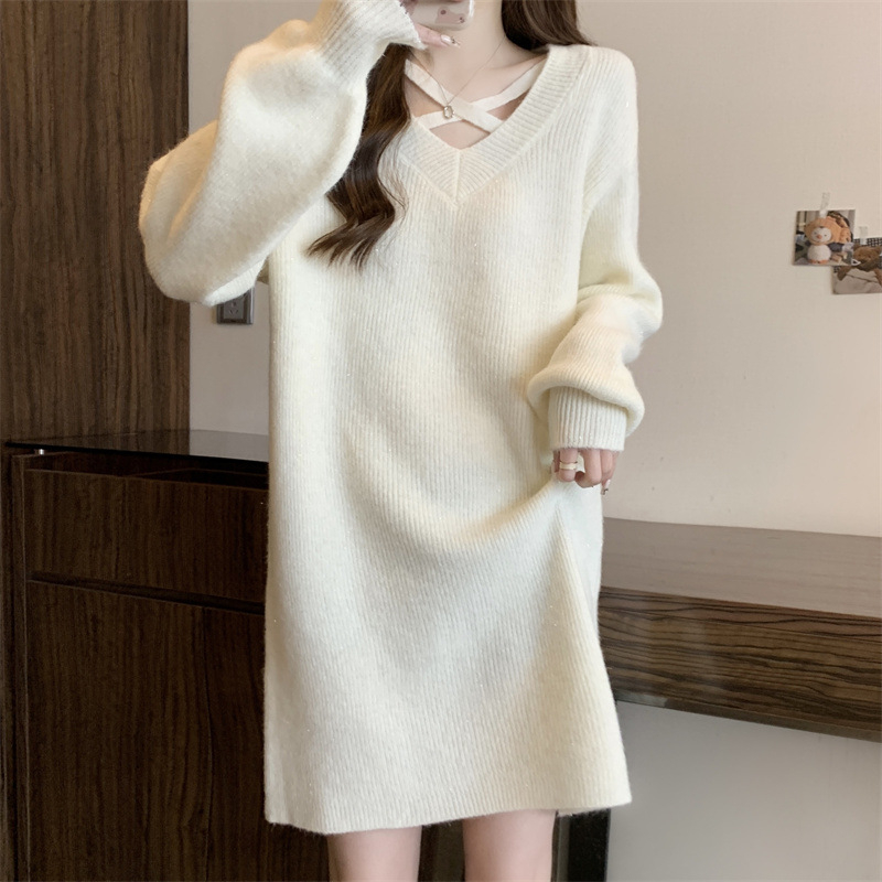 Rochie-pulover tricotată cu decolteu în V, mâneci lungi, lungime medie, croială largă