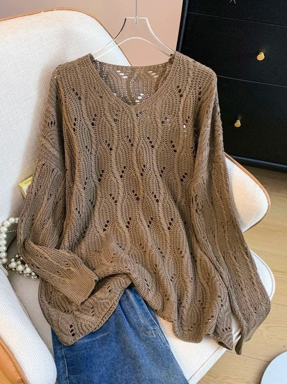 Pulover tricot cu decolteu în V, croială lejeră, mâneci lungi; 80–90% poliester, model 3D