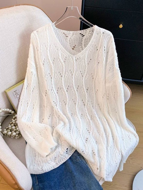 Pulover tricot cu decolteu în V, croială lejeră, mâneci lungi; 80–90% poliester, model 3D