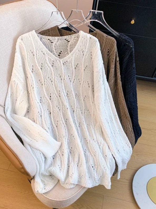 Pulover tricot cu decolteu în V, croială lejeră, mâneci lungi; 80–90% poliester, model 3D