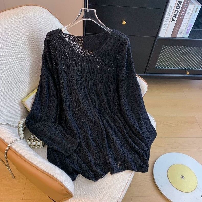 Pulover tricot cu decolteu în V, croială lejeră, mâneci lungi; 80–90% poliester, model 3D