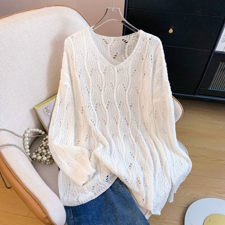 Pulover tricot cu decolteu în V, croială lejeră, mâneci lungi; 80–90% poliester, model 3D