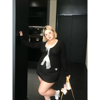 Pulover tricotat cu patchwork din dantelă și închidere cu dantelă, decolteu în V, mâneci lungi