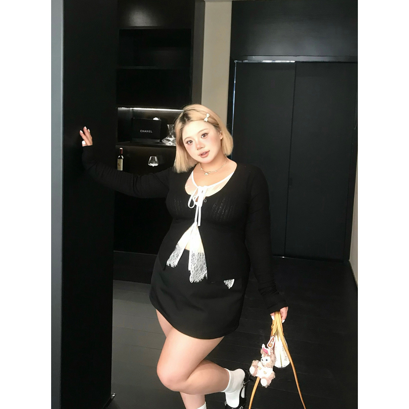 Pulover tricotat cu patchwork din dantelă și închidere cu dantelă, decolteu în V, mâneci lungi