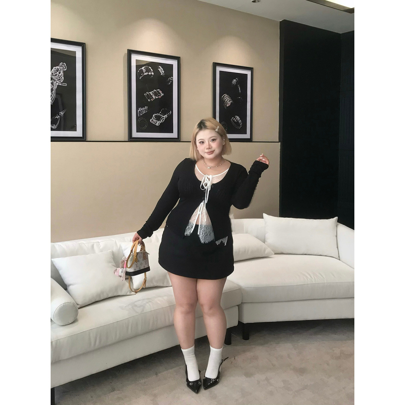 Pulover tricotat cu patchwork din dantelă și închidere cu dantelă, decolteu în V, mâneci lungi