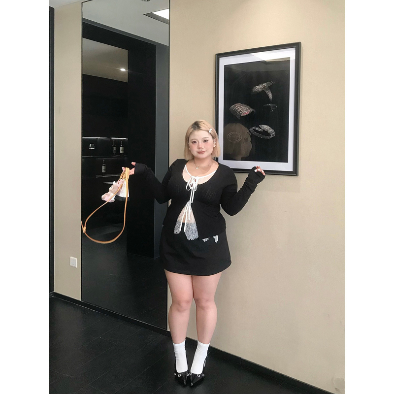 Pulover tricotat cu patchwork din dantelă și închidere cu dantelă, decolteu în V, mâneci lungi