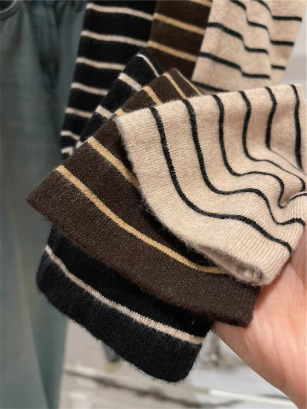 Ženska prugasta bluza s dugim rukavima, visokim ovratnikom i kapuljom, uski kroj, srednje debljine, zima 2025