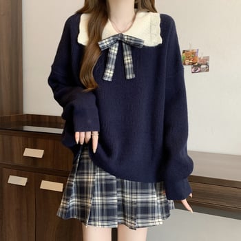 Dvokomponentni set u stilu fakulteta: gornji dio s kapuljicom i golom nalik lutku, karirana plisirana suknja, ležerna kroj, zimsko izdanje 2025.