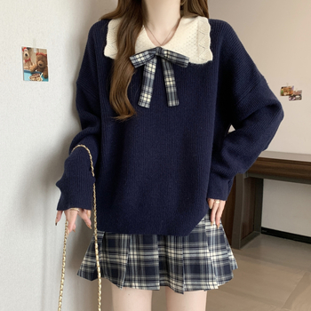 Dvokomponentni set u stilu fakulteta: gornji dio s kapuljicom i golom nalik lutku, karirana plisirana suknja, ležerna kroj, zimsko izdanje 2025.