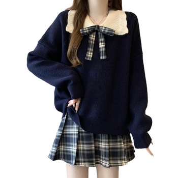 Dvokomponentni set u stilu fakulteta: gornji dio s kapuljicom i golom nalik lutku, karirana plisirana suknja, ležerna kroj, zimsko izdanje 2025.