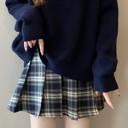 Dvokomponentni set u stilu fakulteta: gornji dio s kapuljicom i golom nalik lutku, karirana plisirana suknja, ležerna kroj, zimsko izdanje 2025.