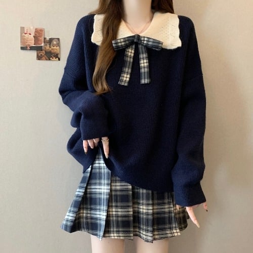 Dvokomponentni set u stilu fakulteta: gornji dio s kapuljicom i golom nalik lutku, karirana plisirana suknja, ležerna kroj, zimsko izdanje 2025.