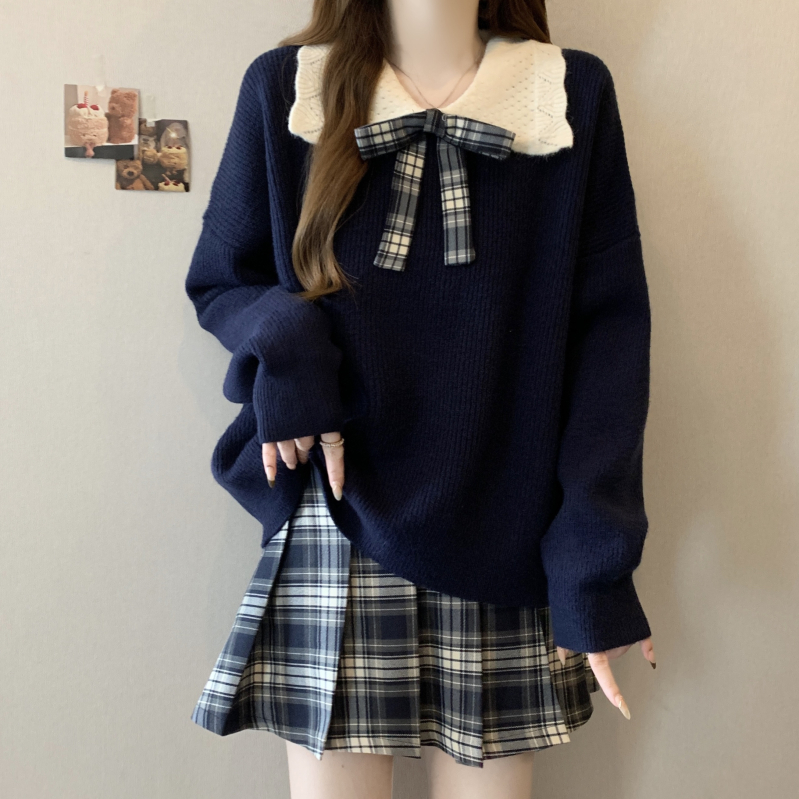 Dvokomponentni set u stilu fakulteta: gornji dio s kapuljicom i golom nalik lutku, karirana plisirana suknja, ležerna kroj, zimsko izdanje 2025.