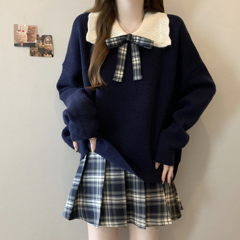 Dvokomponentni set u stilu fakulteta: gornji dio s kapuljicom i golom nalik lutku, karirana plisirana suknja, ležerna kroj, zimsko izdanje 2025.