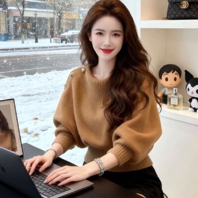 Плетен топ с висока яка, качулка, свободна кройка, дълги ръкави — Зимна колекция 2025