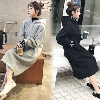 Női polár béléses vastag pulóverruha kapucnival, laza szabású, imitált két-darabos megjelenés, poliészter.