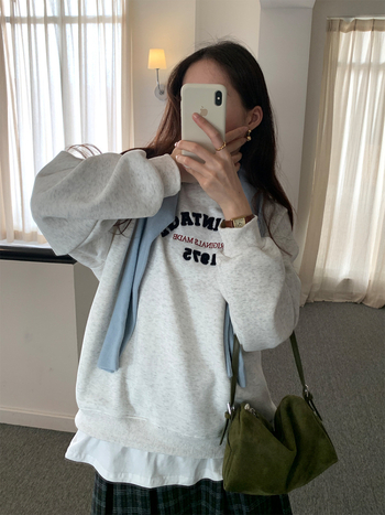 Női kapucnis pulóver, kötött pamut anyag, laza szabás, középhosszú, szöveges hímzés