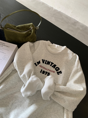 Női kapucnis pulóver, kötött pamut anyag, laza szabás, középhosszú, szöveges hímzés