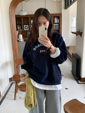 Női kapucnis pulóver, kötött pamut anyag, laza szabás, középhosszú, szöveges hímzés