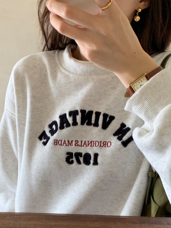 Női kapucnis pulóver, kötött pamut anyag, laza szabás, középhosszú, szöveges hímzés