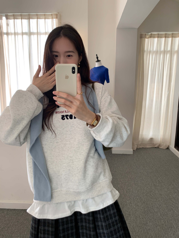 Női kapucnis pulóver, kötött pamut anyag, laza szabás, középhosszú, szöveges hímzés