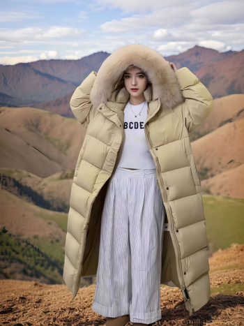 Lúdtollal töltött pehelykabát, extrém hosszú, kapucnis, róka szőrrel bélelt gallérral, lazán szabott, 51-55% tolltartalom