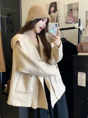 Női kapucnis kötött kardigán, laza szabás, hosszú ujjú, V-nyakú, poliészter.