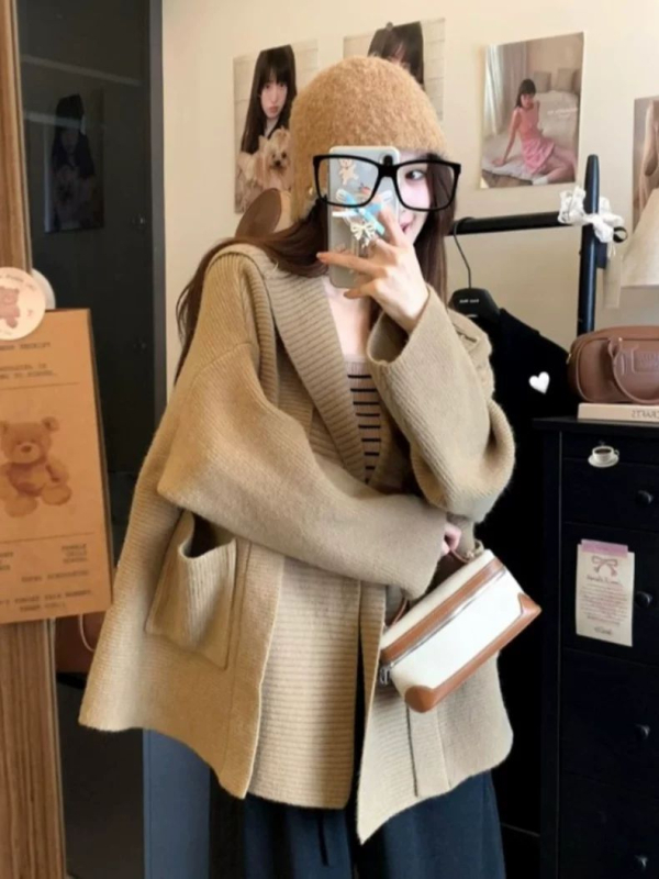 Női kapucnis kötött kardigán, laza szabás, hosszú ujjú, V-nyakú, poliészter.