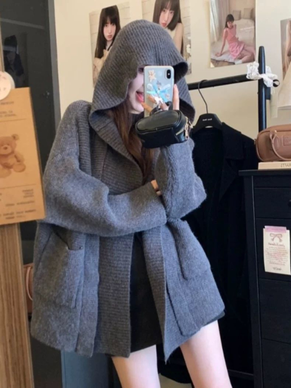 Női kapucnis kötött kardigán, laza szabás, hosszú ujjú, V-nyakú, poliészter.