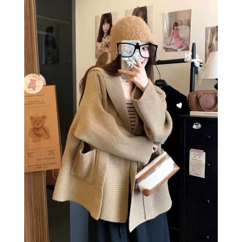 Női kapucnis kötött kardigán, laza szabás, hosszú ujjú, V-nyakú, poliészter.