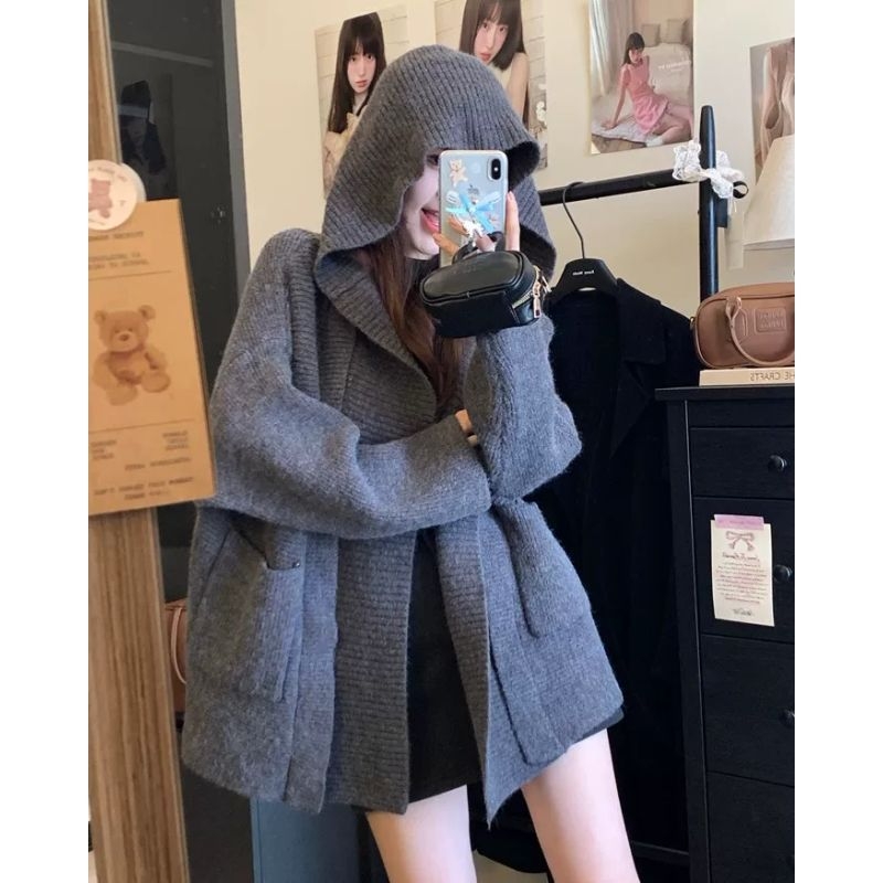 Női kapucnis kötött kardigán, laza szabás, hosszú ujjú, V-nyakú, poliészter.