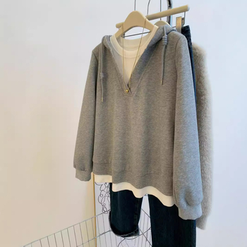 Mikina s kapucňou voľného strihu, dizajn s falošnými dvoma časťami, panelové koláže, dlhé rukávy