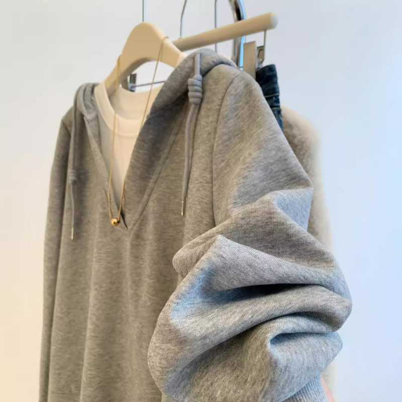 Mikina s kapucňou voľného strihu, dizajn s falošnými dvoma časťami, panelové koláže, dlhé rukávy