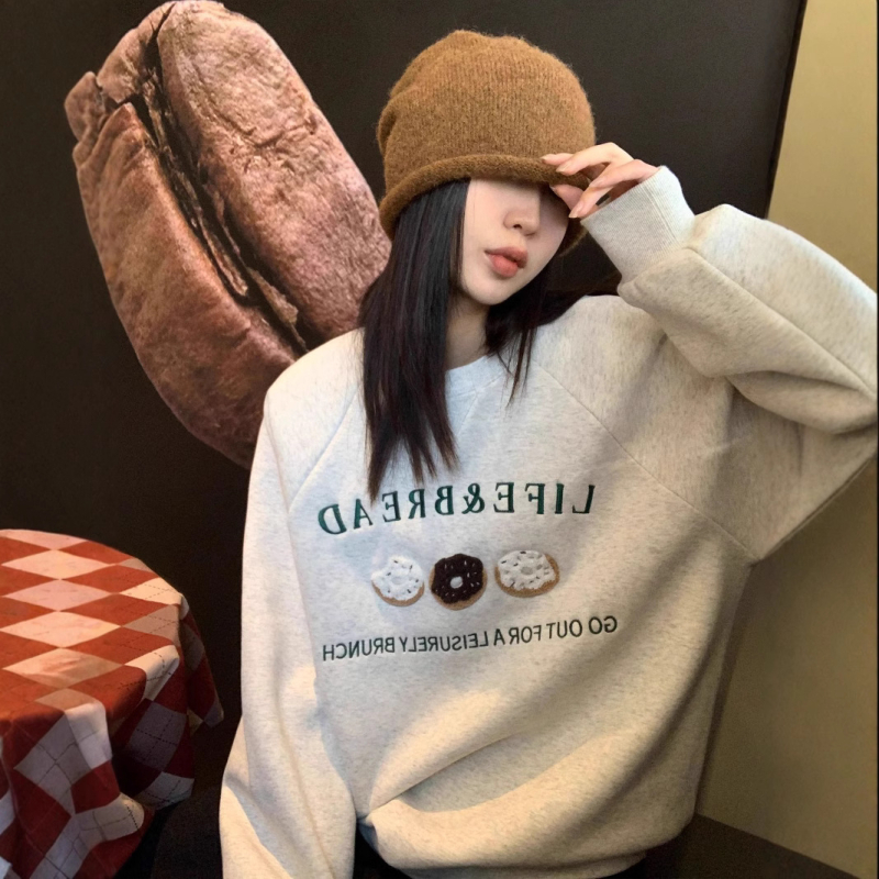 Pamut bársony pulóver textíves hímzéssel, kerek nyakú, hosszú ujjú, laza szabású