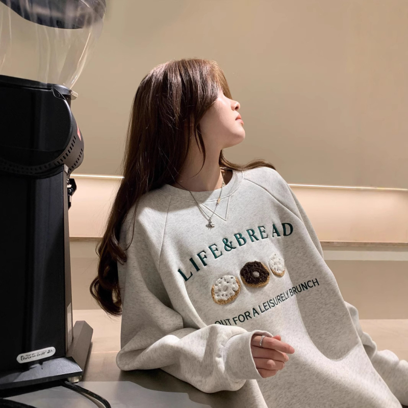 Pamut bársony pulóver textíves hímzéssel, kerek nyakú, hosszú ujjú, laza szabású