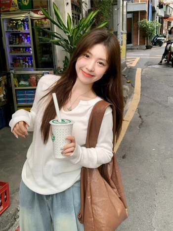 Kapucnis kötött pulóver V-nyakkal, hosszú ujjú, laza szabás, poliészter anyag