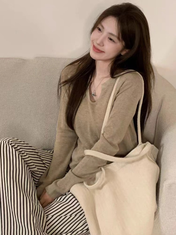 Kapucnis kötött pulóver V-nyakkal, hosszú ujjú, laza szabás, poliészter anyag