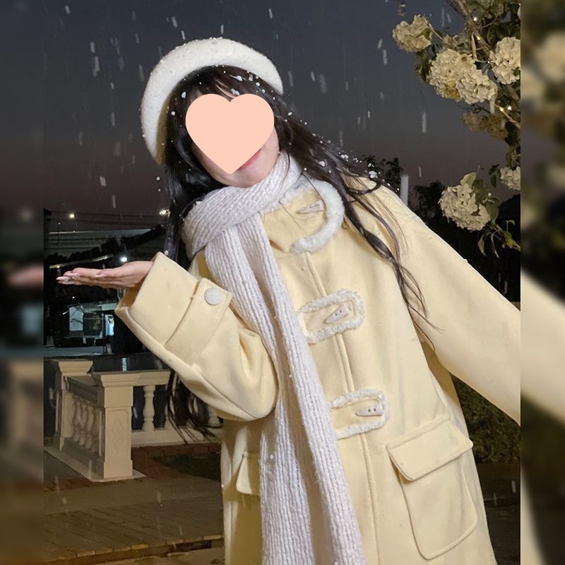 Ženski kaput s kapuljom od chenilla, srednje duljine, rukavi 3/4, džepovi