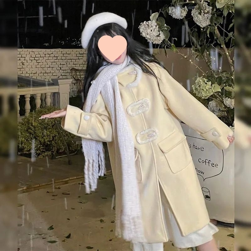 Ženski kaput s kapuljom od chenilla, srednje duljine, rukavi 3/4, džepovi