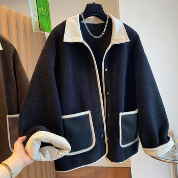 Ženski kaput od chenillea, opuštenog kroja, polo ovratnik, bez rukava, ultrakrata duljina, džepovi i ukrasni gumbi.