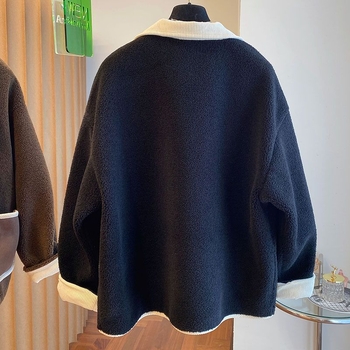 Ženski kaput od chenillea, opuštenog kroja, polo ovratnik, bez rukava, ultrakrata duljina, džepovi i ukrasni gumbi.